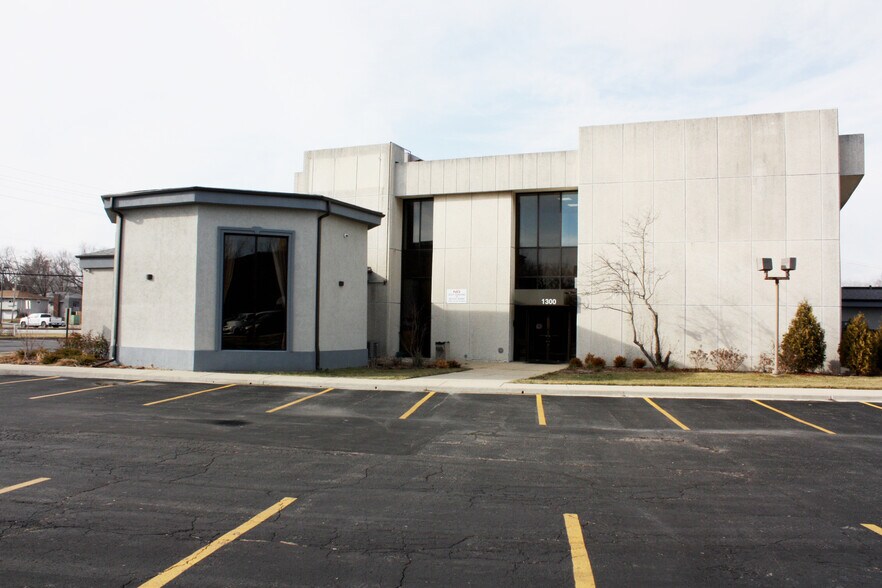 More Photos Of 1300 Irving Park Rd, Streamwood General Retail For Sale