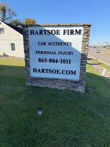 More Photos Of 904 W Lamar Alexander Pky, Maryville Office For Lease