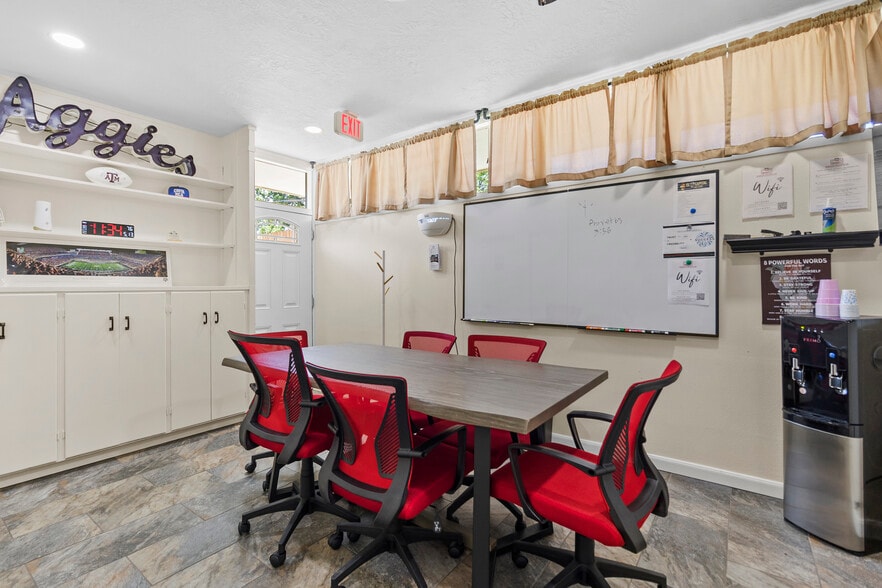 More Photos Of 601 Mary Lake Dr, Bryan Office Residential For Lease