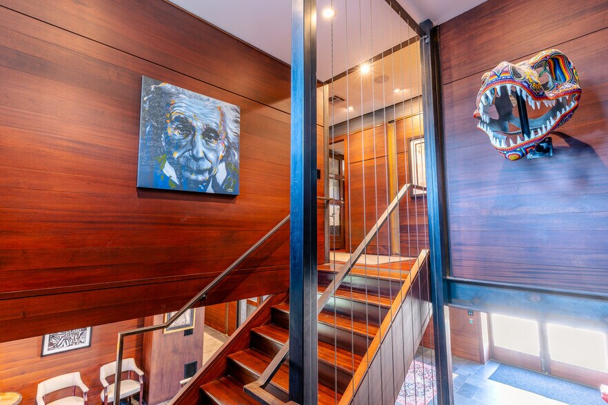 More Photos Of 733 E 12th 1/2 St, Houston Office For Sale