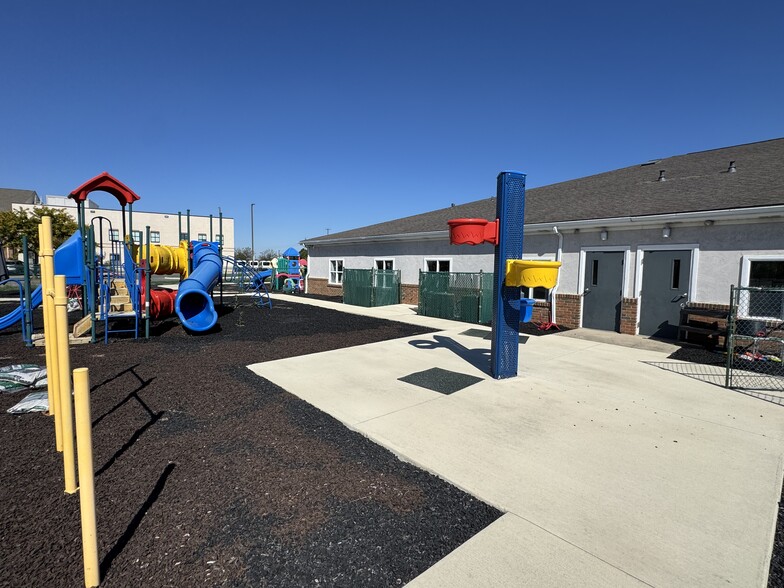 More Photos Of 7810 Graphics Way, Lewis Center Office For Sale