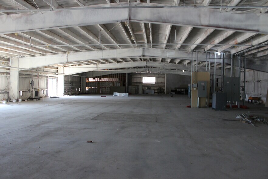 More Photos Of 9140 Canal Rd, Gulfport Light Distribution For Sale