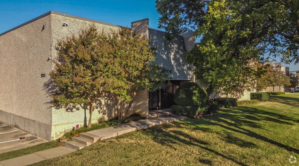 Primary Photo Of 1321-1343 Round Table Dr, Dallas Warehouse For Lease
