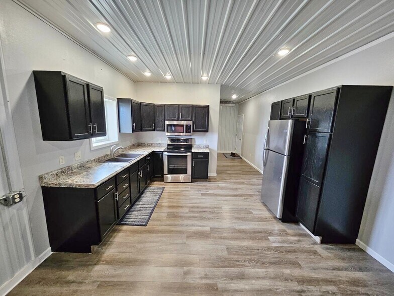 More Photos Of 314 1st St NE, Rugby Light Distribution For Sale
