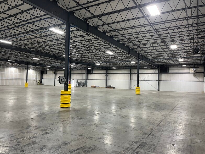 More Photos Of 460 E Plaza Dr, Mooresville Distribution For Lease