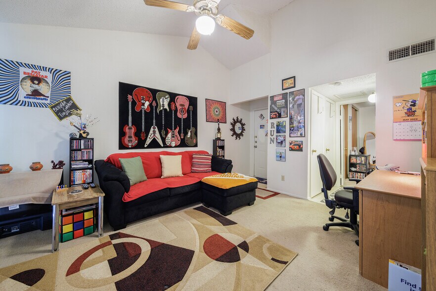 More Photos Of 700 N Medina St, Lockhart Apartments For Sale