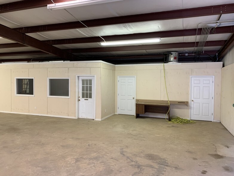 More Photos Of 109 Eason Rd, Dallas Warehouse For Lease