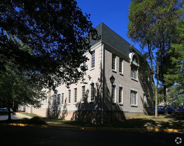 More Photos Of 3919 Blenheim Blvd, Fairfax Office For Lease