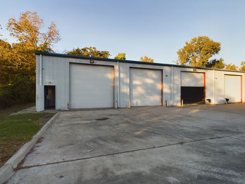 More Photos Of 904 W Tidwell Rd, Houston Warehouse For Lease