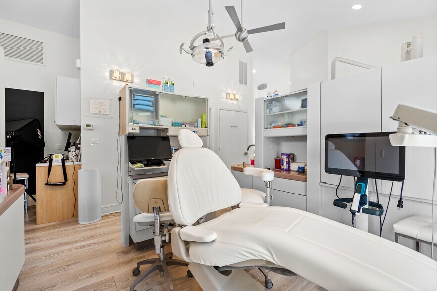 More Photos Of 3900 Clark Rd, Sarasota Medical For Sale
