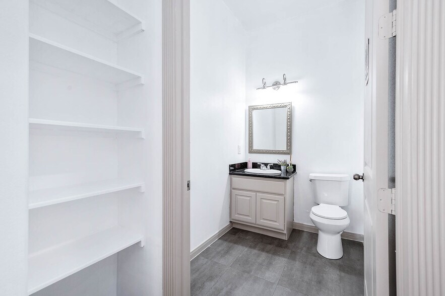 More Photos Of 12830 Willow Centre Dr, Houston Medical For Sale