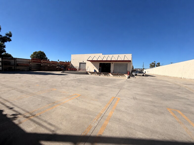 More Photos Of 8100 Deering Ave, Canoga Park Distribution For Lease