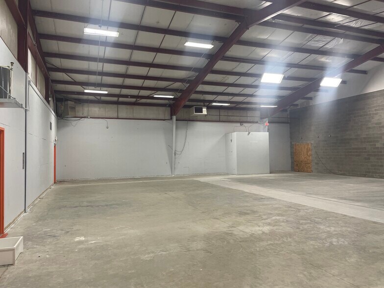 More Photos Of 1127 Front Ave SW, New Philadelphia Freestanding For Lease