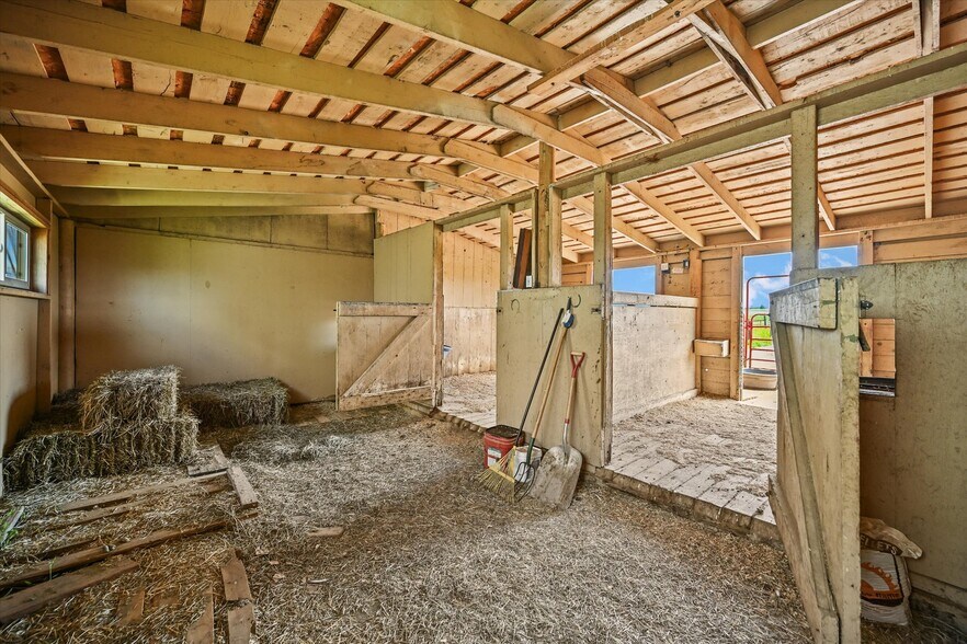 More Photos Of 1335 S Kio St, Watkins Veterinarian Kennel For Sale