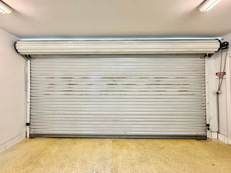 More Photos Of 816 Lincoln Blvd, Venice Storefront For Lease