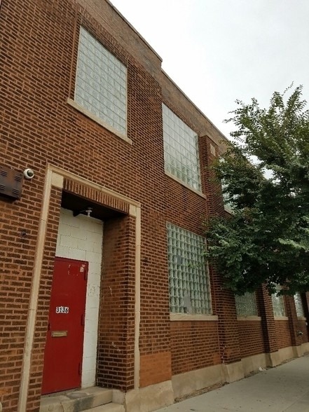 More Photos Of 3130-3136 W Chicago Ave, Chicago Showroom For Sale