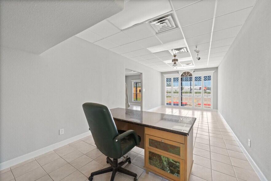 More Photos Of 2815 Market St, Baytown Office Residential For Lease