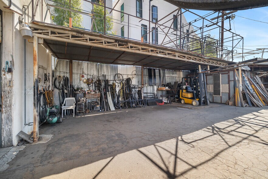 More Photos Of 8744 Sepulveda Blvd, North Hills General Retail For Sale