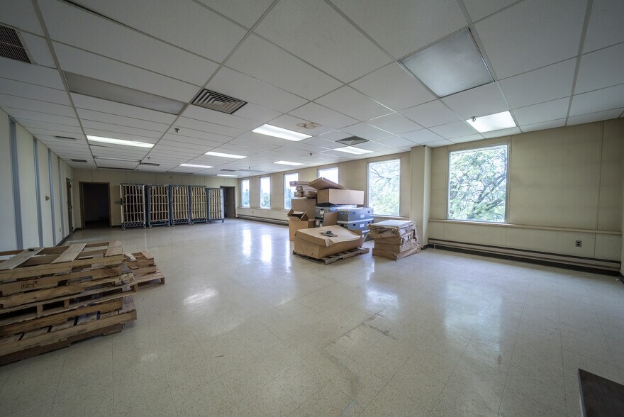 More Photos Of 2100 Cedar St, Fremont Distribution For Lease