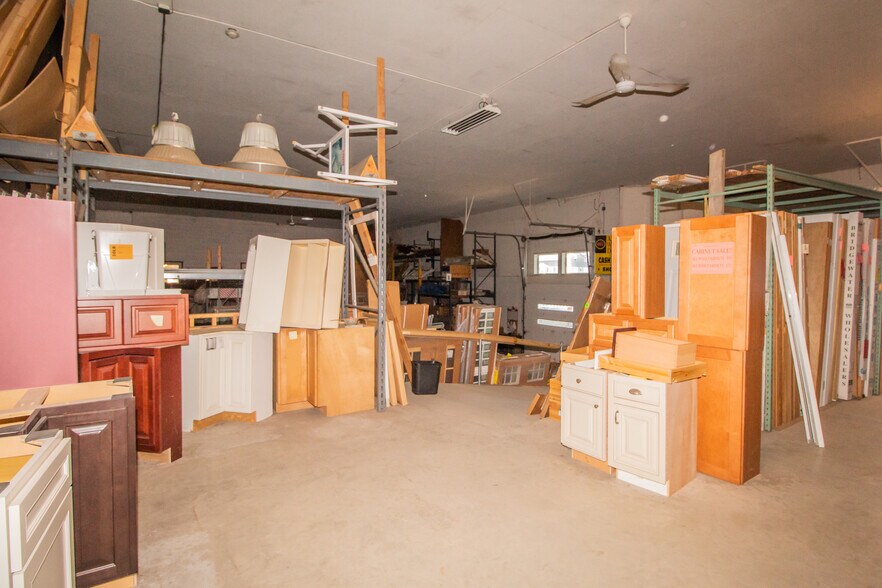 More Photos Of 1150 Main St, Leicester Showroom For Lease