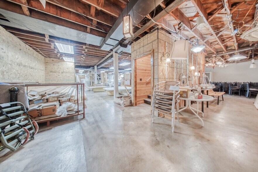 More Photos Of 105 E Walnut St, Houston Freestanding For Sale