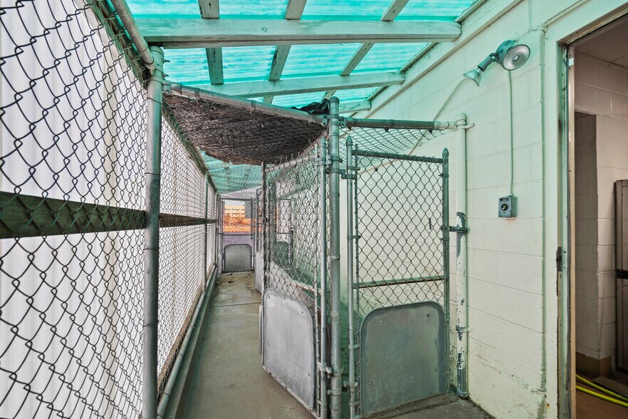 More Photos Of 5280 Edison Ave, Colorado Springs Veterinarian Kennel For Sale