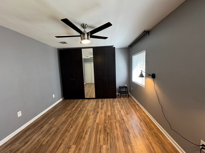 More Photos Of 2423 W Campbell Ave, Phoenix Warehouse For Lease