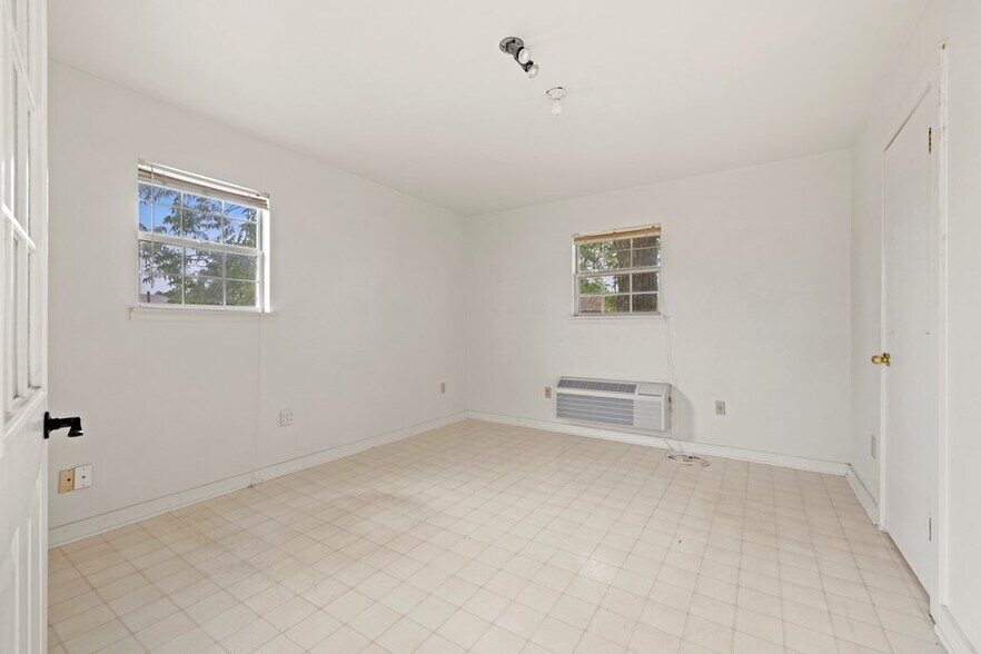 More Photos Of 421 W Main St, Fredericksburg Office Residential For Lease