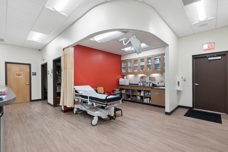 More Photos Of 1440 Main St, Dunedin General Retail For Lease