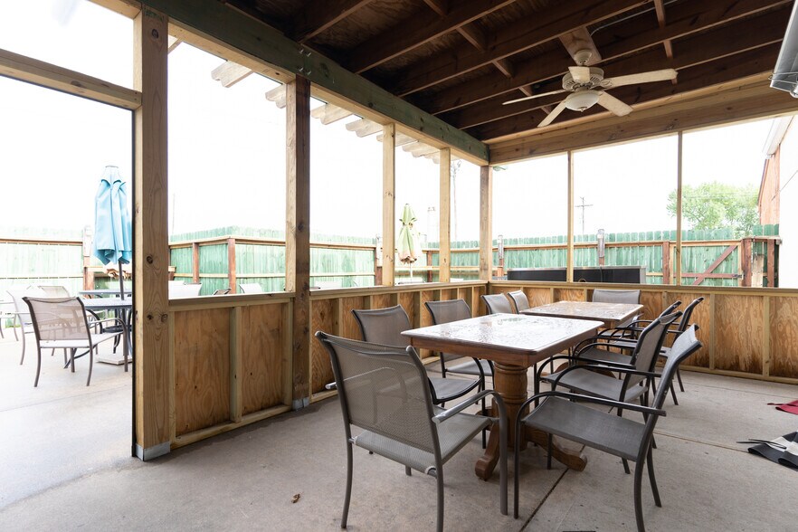 More Photos Of 1401 S Morley St, Moberly Restaurant For Sale