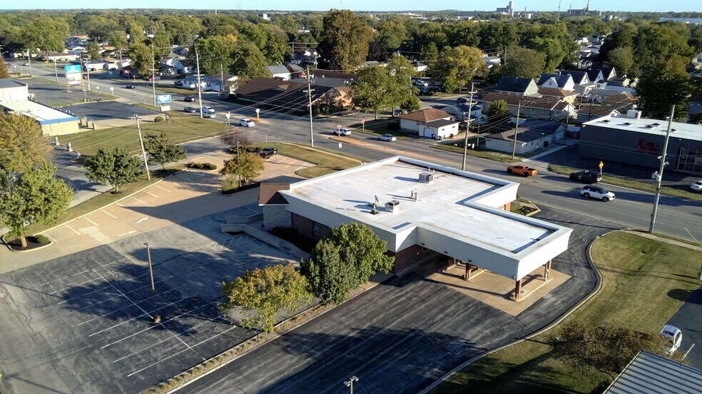More Photos Of 435 E North St, Bradley Bank For Lease