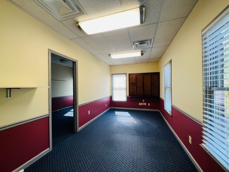 More Photos Of 575 Colonial Park Dr, Roswell Medical For Lease