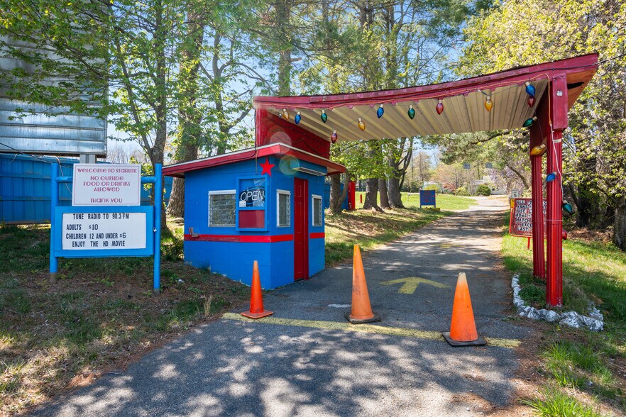 More Photos Of 275 Starlight Dr, Christiansburg Theater Concert Hall For Sale