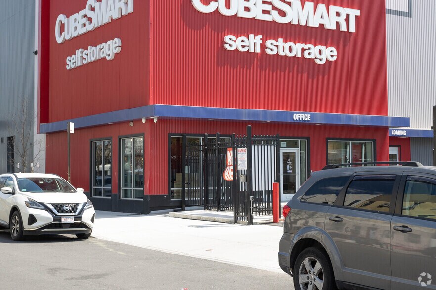 More Photos Of 81 Morgan Ave, Brooklyn Self Storage For Lease