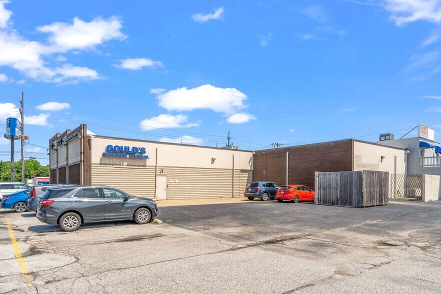 More Photos Of 504 E Lewis and Clark Pky, Clarksville Freestanding For Lease