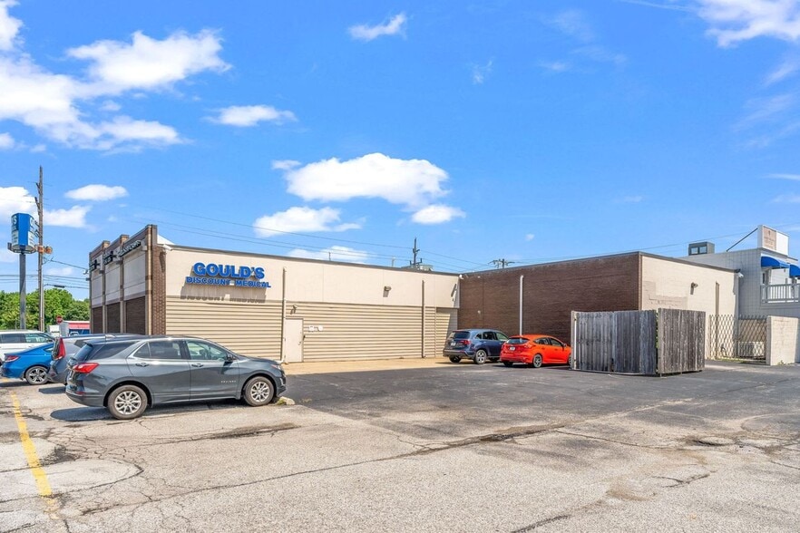 More Photos Of 504 E Lewis and Clark Pky, Clarksville Freestanding For Sale