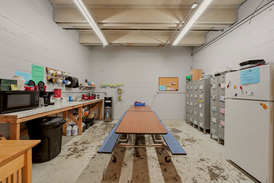More Photos Of 303-311 E Anderson Ave, Knoxville Warehouse For Lease