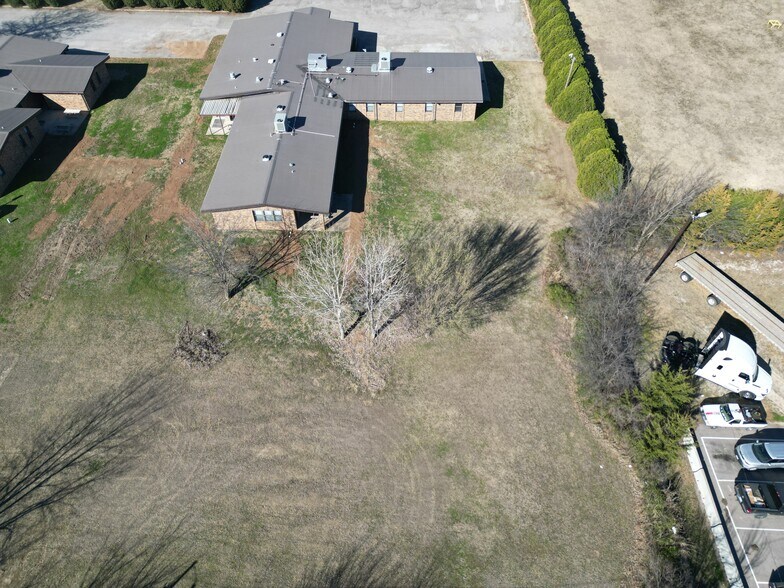 More Photos Of 829 Elks Blvd, Ardmore Office For Sale