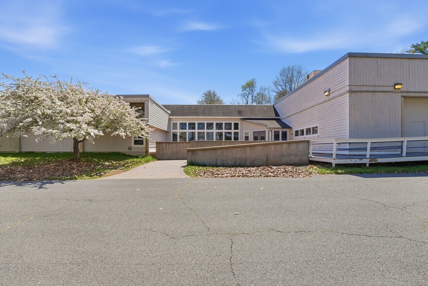More Photos Of 893 West St, Amherst Schools For Sale