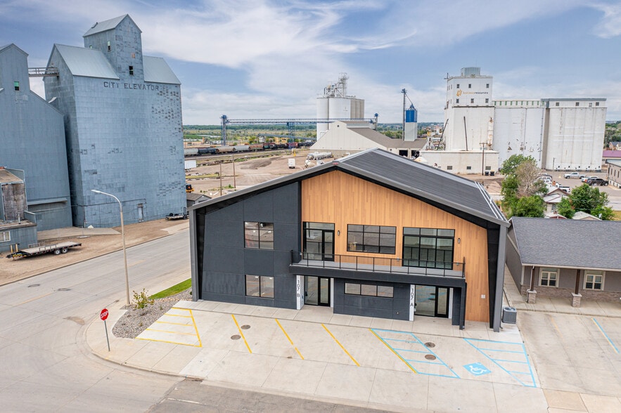 More Photos Of 107 Washington Ave, Williston Flex For Sale