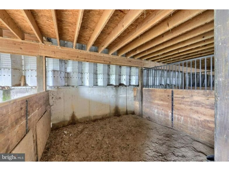 More Photos Of 240 Railroad Ave, Bird In Hand Flex For Sale