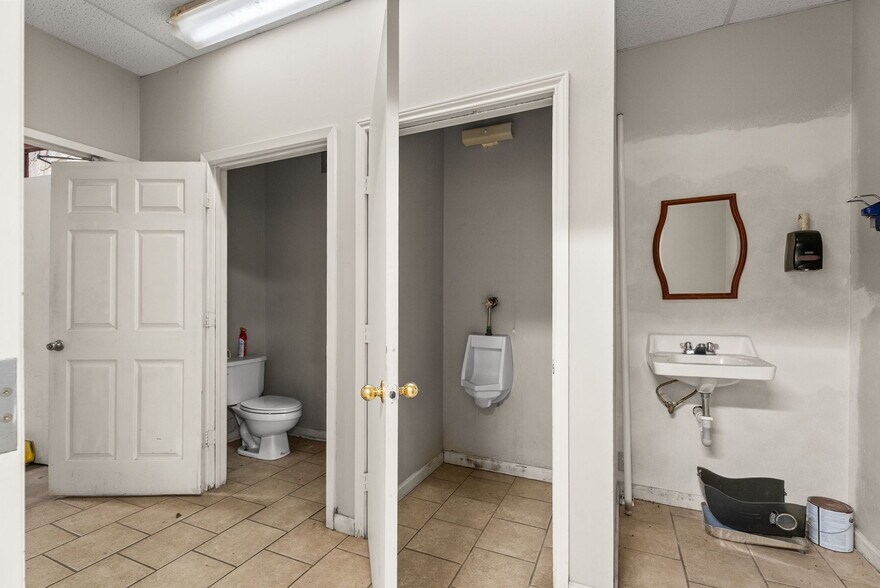 More Photos Of 3401 NNE Loop 323, Tyler Light Distribution For Sale