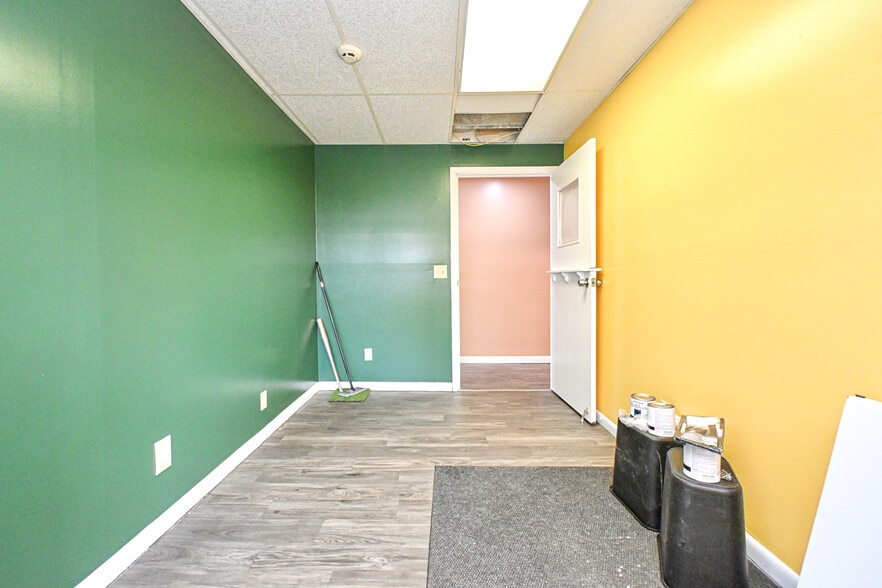 More Photos Of 8240 Clara Ave, Cincinnati Office For Sale