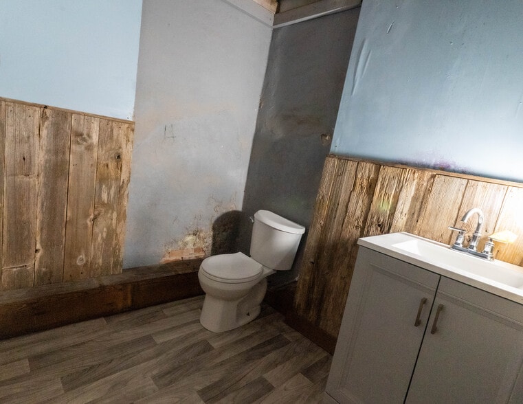 More Photos Of 110 E Clark St, Bartlett General Retail For Sale