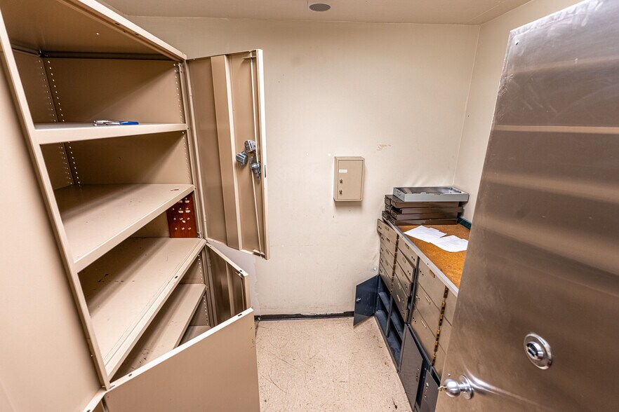 More Photos Of 2495 Lakeshore Dr, Lake Elsinore Bank For Sale