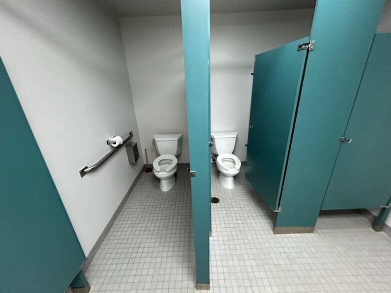 More Photos Of 22001-22027 Kelly Rd, Eastpointe Office For Lease