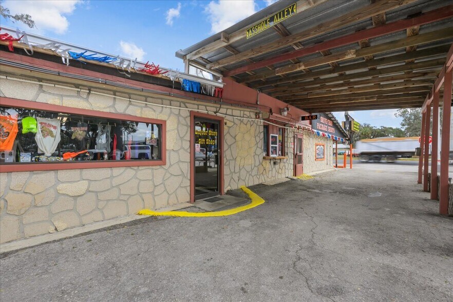 More Photos Of 337 S US Highway 17, East Palatka General Retail For Sale