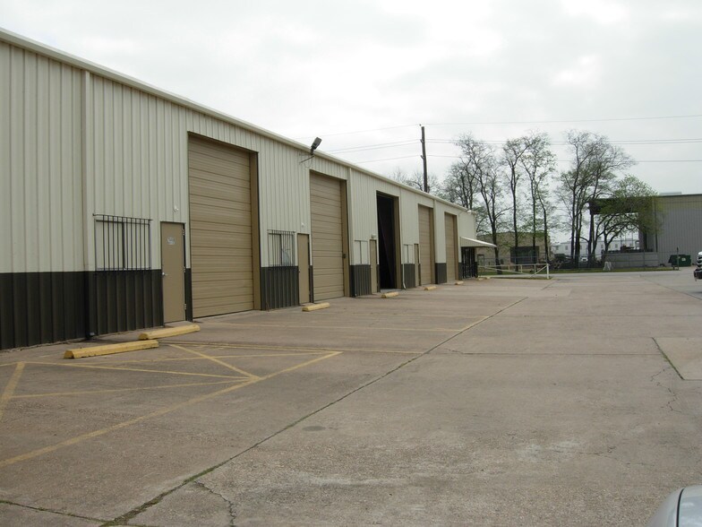 More Photos Of 7043 Satsuma Dr, Houston Warehouse For Lease