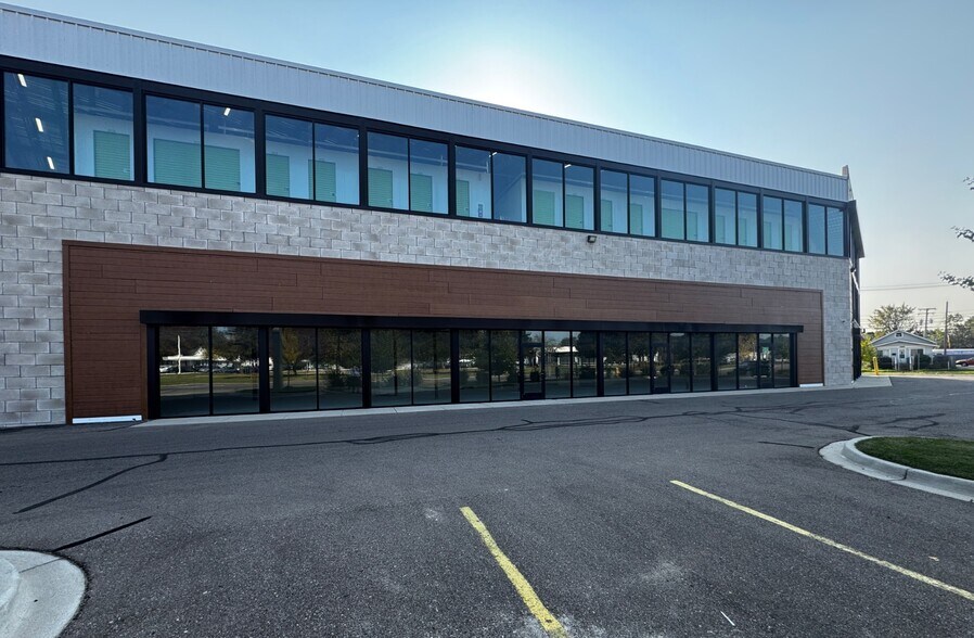 More Photos Of 24200 Gratiot Ave, Eastpointe Self Storage For Lease