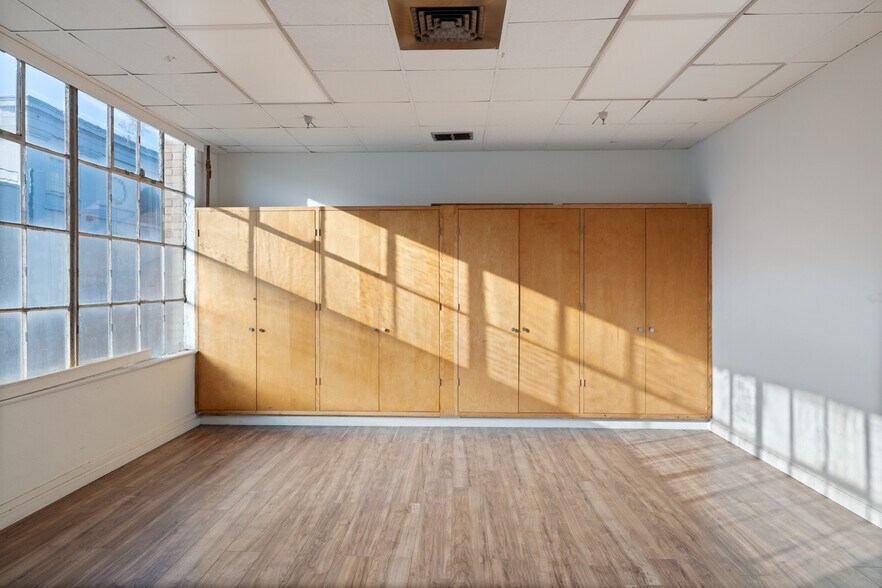 More Photos Of 4512-4514 Hollis St, Emeryville Warehouse For Lease